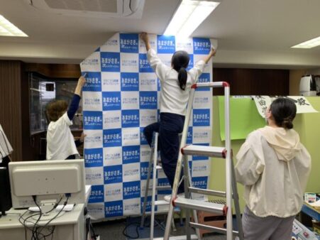事務所開きに向けて準備する仲間たち。