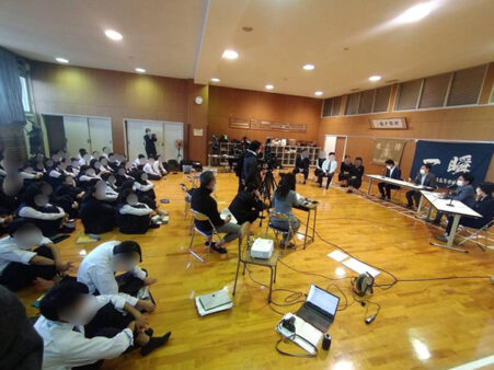 神戸新聞主催の政治教育の一環として、高校生と議論。